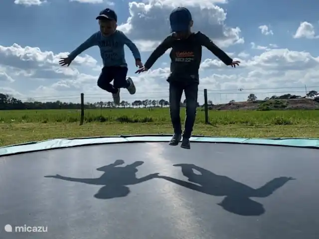 Grote trampolie. Leuk voor kinderen van 2 tot 99 jaar.